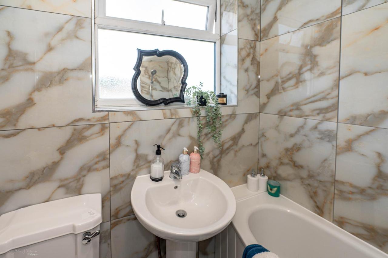 4 Bedrooms,2 Bathrooms House With Free Parking Plumstead  Exterior photo