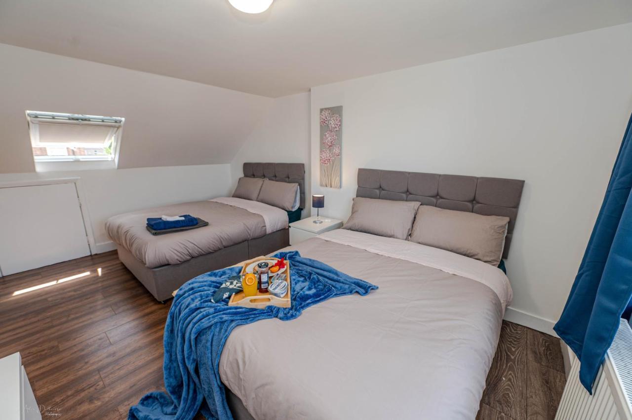 4 Bedrooms,2 Bathrooms House With Free Parking Plumstead  Exterior photo