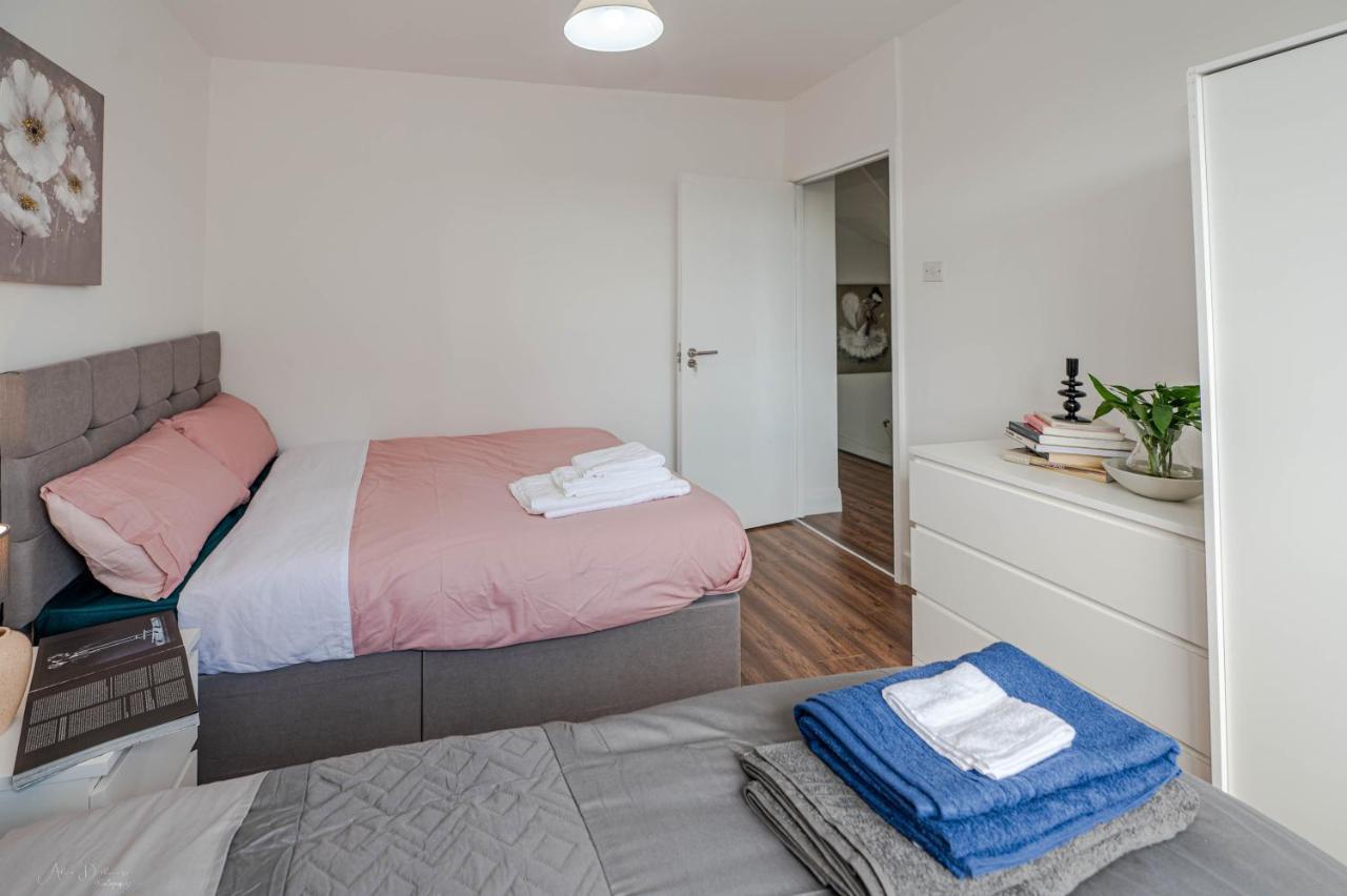 4 Bedrooms,2 Bathrooms House With Free Parking Plumstead  Exterior photo