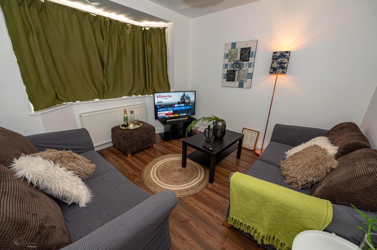 4 Bedrooms,2 Bathrooms House With Free Parking Plumstead  Exterior photo